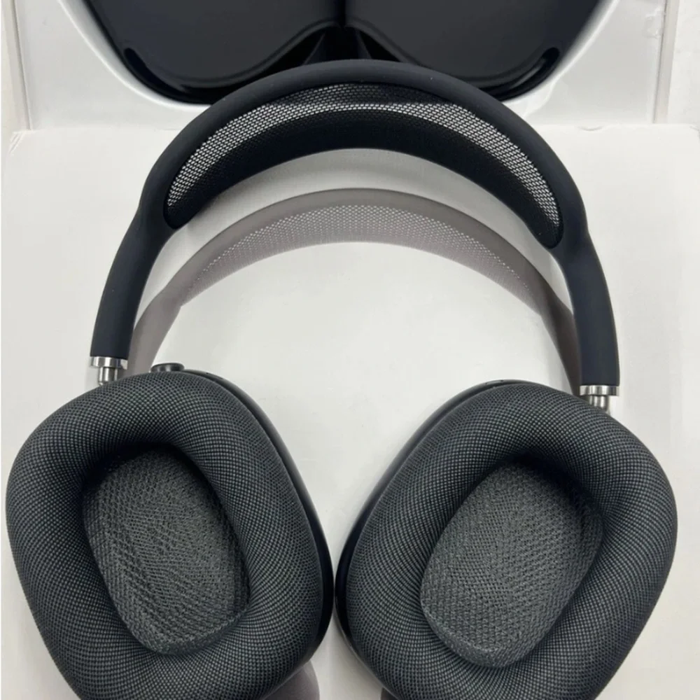 Apple Black VR Headset with Ergonomic Design and Matte Finish